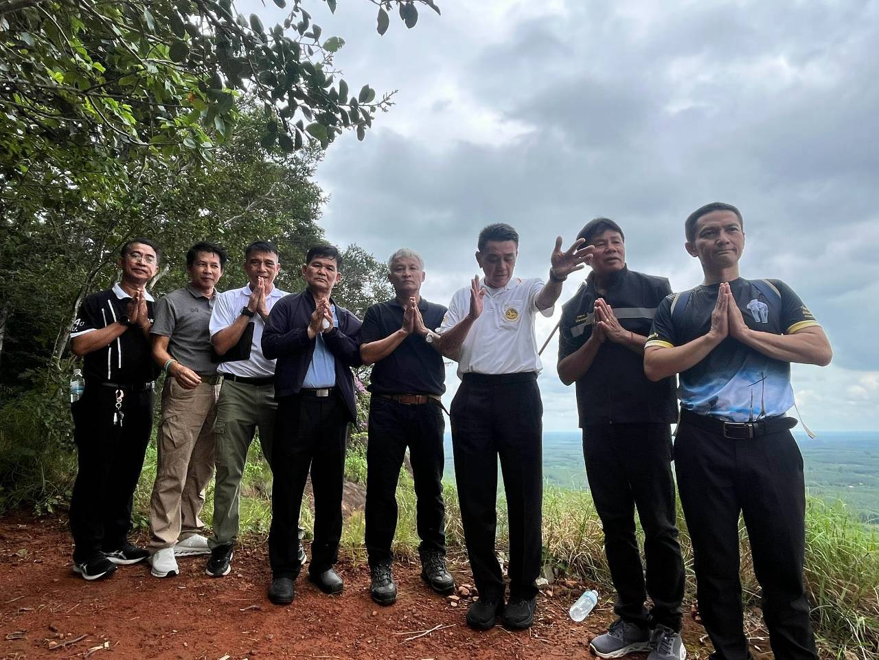 title - ปักธงธรรมจักร และธงชาติไทยภายใต้โครงการปลูกป่าเพื่อเป็นพุทธบูชาในพื้นที่ปฏิรูปที่ดิน (ส.ป.ก.)